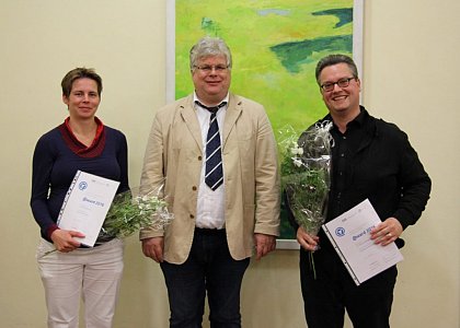 Prorektor fr Studium und Lehre Prof. Dr. Wolf Zimmermann (Mitte) mit den Gewinnern Dr. Katrin Bittrich und Dr. Marcus Bergmann