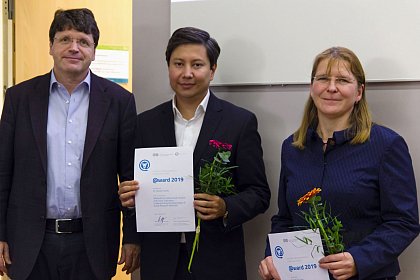 Prof. Dr. Torsten Schubert mit den Gewinnern Dr. Ilkholm Soliev und Dipl.-Inform. Annett Thring (v.l.n.r.)