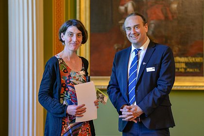 Gratulation an Frau Dr. Katharina Wieland durch den 
Prorektor fr Studium und Lehre Prof. Dr. Pablo Pirnay-
Dummer am Tag der Lehre 2023 (Foto: Uni Halle / Markus 
Scholz)