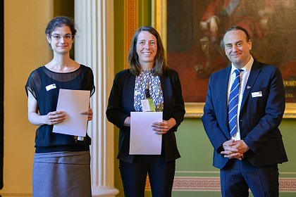 Preisbergabe an Frau PD Dr. Ramona Schweyen und Frau Dr. 
Christin Arnold durch den Prorektor fr Studium und Lehre 
Prof. Dr. Pablo Pirnay-Dummer am Tag der Lehre 2023 (Foto: 
Uni Halle / Markus Scholz)