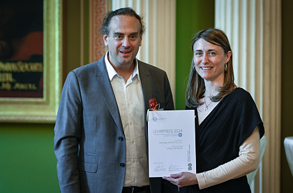 Prorektor Pabo Pirnay-Dummer bergibt die Urkunde fr den 
@ward – Preis fr multimediales Lehren und Lernen 2024 an 
Frau Michaela Kupietz (Foto: Heiko Rebsch)